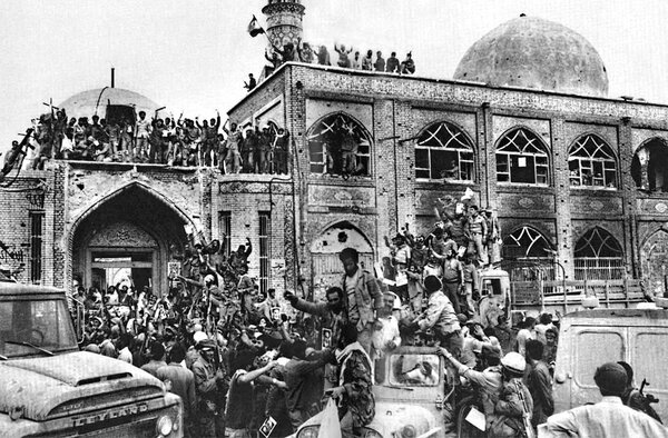 مکالمه بیسیمی شهید کاظمی با شهید رشید پس از آزادسازی خرمشهر/ آقا میگم من شهرم/ توی شهر خرمشهر تا چند لحظه پیش تظاهرات بود تظاهرات مکالمه بیسیمی شهید کاظمی با شهید رشید پس از آزادسازی خرمشهر/ آقا میگم من شهرم/ توی شهر خرمشهر تا چند لحظه پیش تظاهرات بود تظاهرات