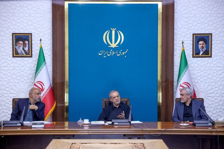 پزشکیان در نشست با دبیران کل احزاب چگونه از رهبر شهید یاد کرد/ فرماندهان نظامی در جنگ اخیر به شهادت رسیدند که زندگی محقرانه ای داشتند پزشکیان در نشست با دبیران کل احزاب چگونه از رهبر شهید یاد کرد/ فرماندهان نظامی در جنگ اخیر به شهادت رسیدند که زندگی محقرانه ای داشتند